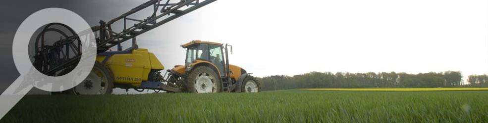 Pulvérisation de pesticides dans un champ de culture