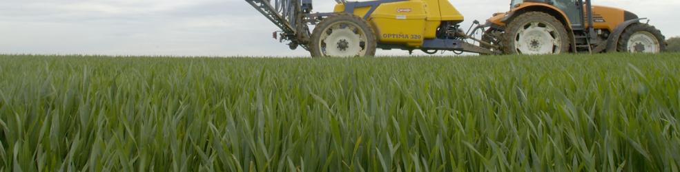 Photo Pulvérisation de pesticides dans un champ de culture