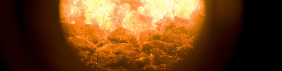 Copeaux de bois en combustion vus à travers un œilleton de contrôle