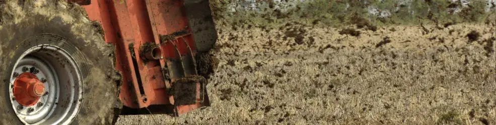 Photo épandage de lisiers sur sol agricole
