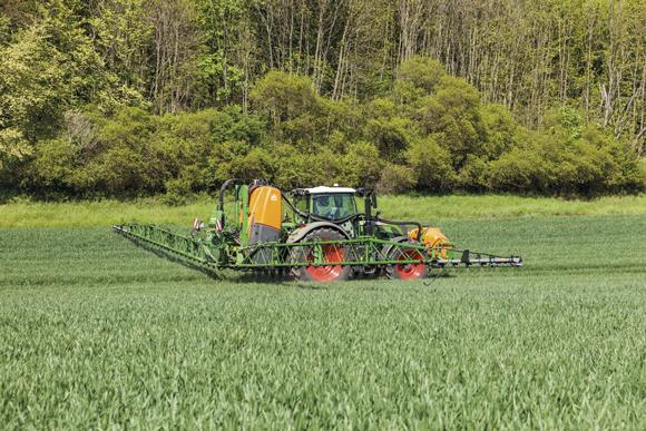 photo : tracteur pulvérisant des pesticides sur champ