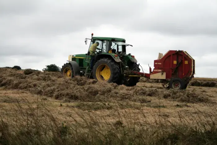 photo agriculteurs fauchant les landes