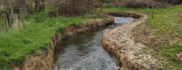 Méandre de rivière après travaux de restauration