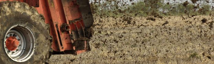 Photo épandage de lisiers sur sol agricole