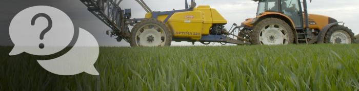 Photo Pulvérisation de pesticides dans un champ de culture