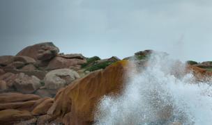 Photo Vague sur la côte de granit rose à Ploumanach
