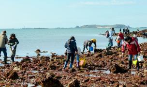 photo de pecheurs à pied sur les rochers