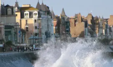 Photo Vague sur la digue de Saint-Malo