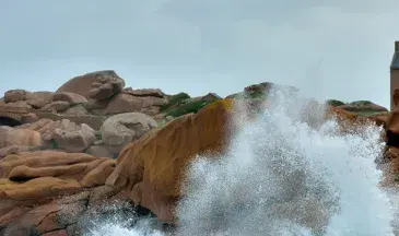 Photo Vague sur la côte de granit rose à Ploumanach