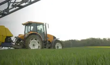 Pulvérisation de pesticides dans un champ de culture