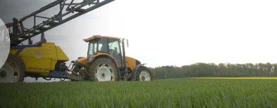Pulvérisation de pesticides dans un champ de culture