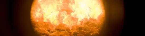 Copeaux de bois en combustion vus à travers un œilleton de contrôle