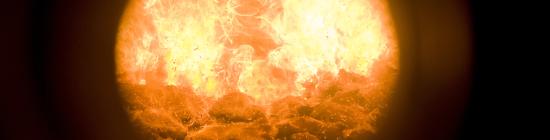 Copeaux de bois en combustion vus à travers un œilleton de contrôle