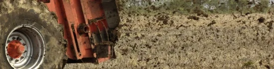 Photo épandage de lisiers sur sol agricole