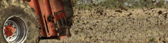 Photo épandage de lisiers sur sol agricole