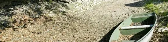 Barque posée sur le fond d'une rivière à sec. Thierry Degen (MEEDDAT)