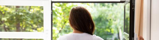 Photo Femme à la fenêtre