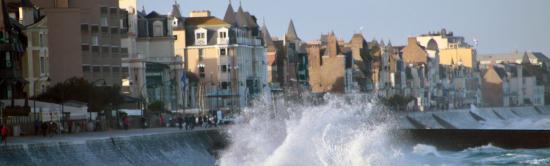 Photo Vague sur la digue de Saint-Malo