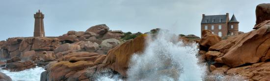 Photo Vague sur la côte de granit rose à Ploumanach